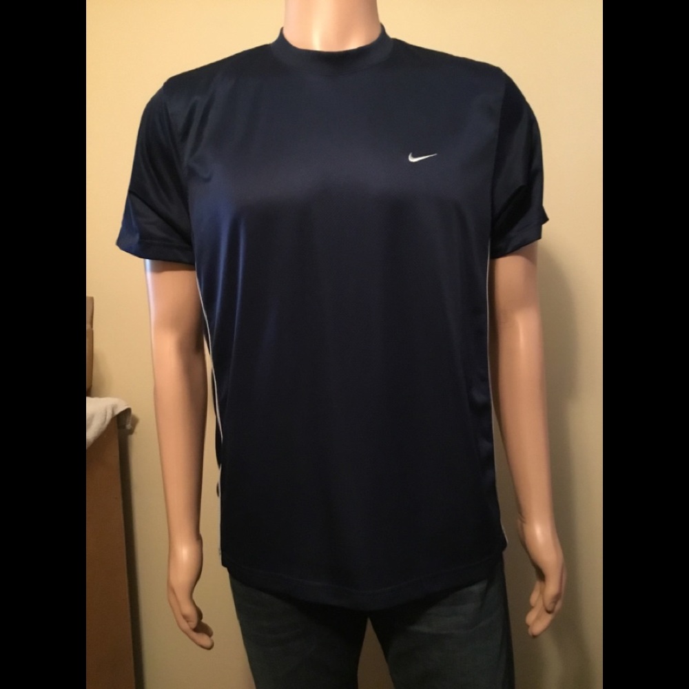 - Sharp looking Nike navy short sleeve M men’s shirt